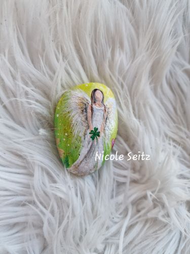 Glücksengel auf Stein gemalt * 6 x 4,5 x 2 cm * Grün-Weiß * Herz Kleeblatt